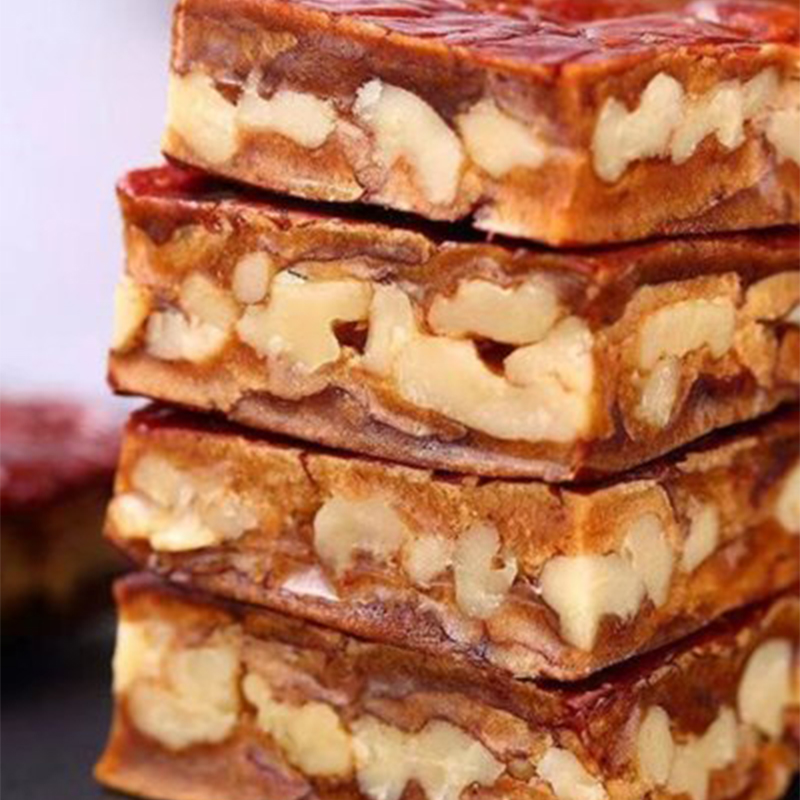 Пирог с красными финиками и грецкими орехами