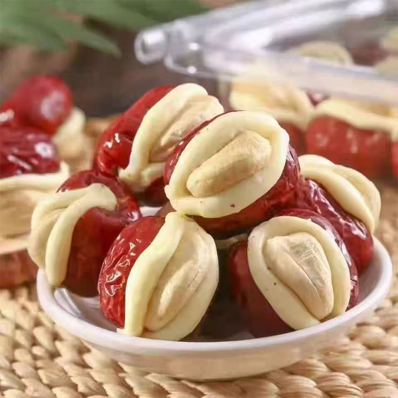 Слойки из кешью с красными финиками