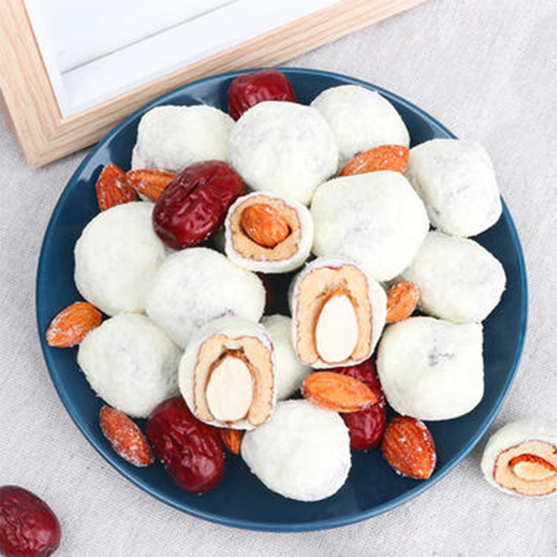 Красные финики с сыром и миндалем