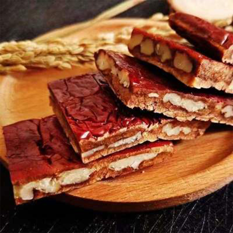 Пирог с красными финиками и грецкими орехами
