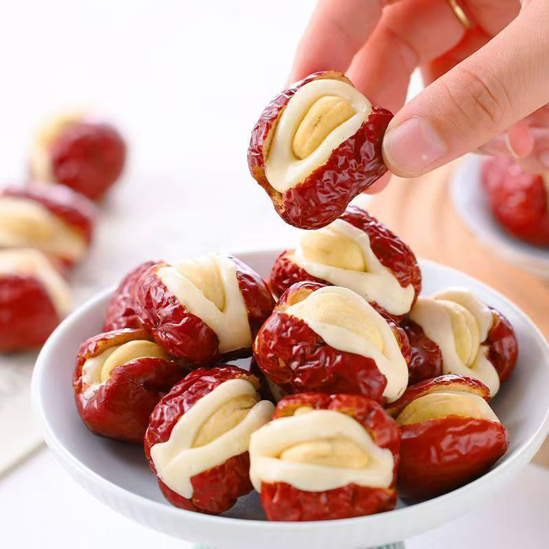 Слойки из кешью с красными финиками